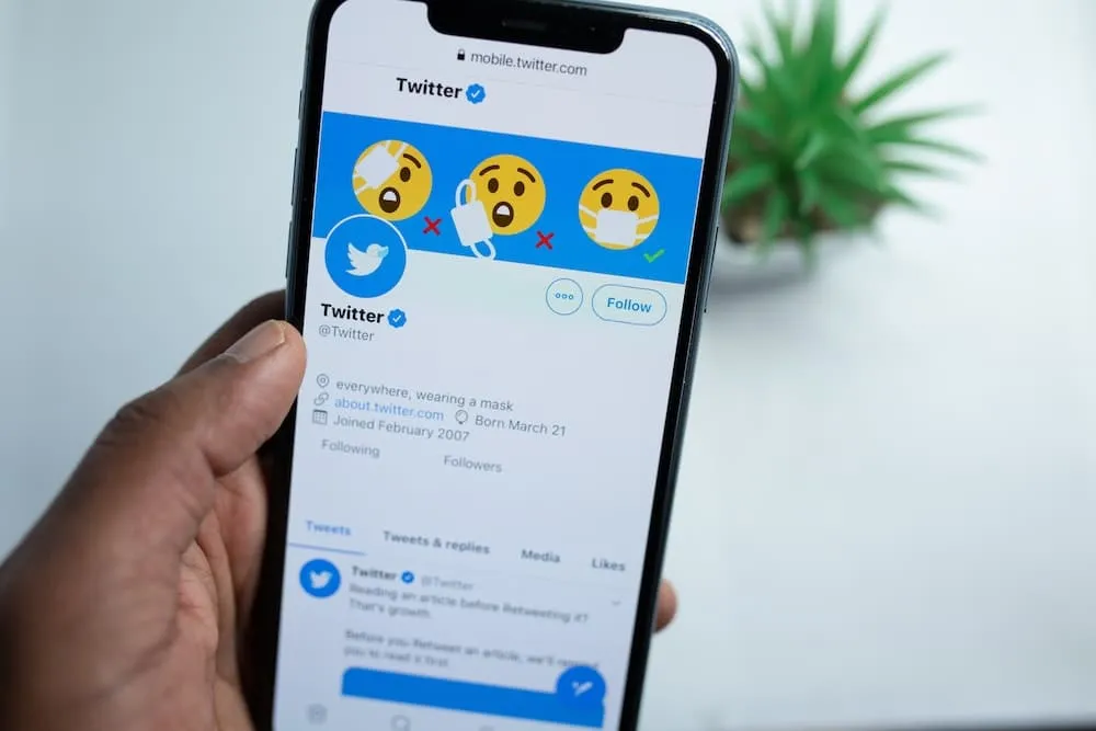 A real estate agent scrolling through Twitter