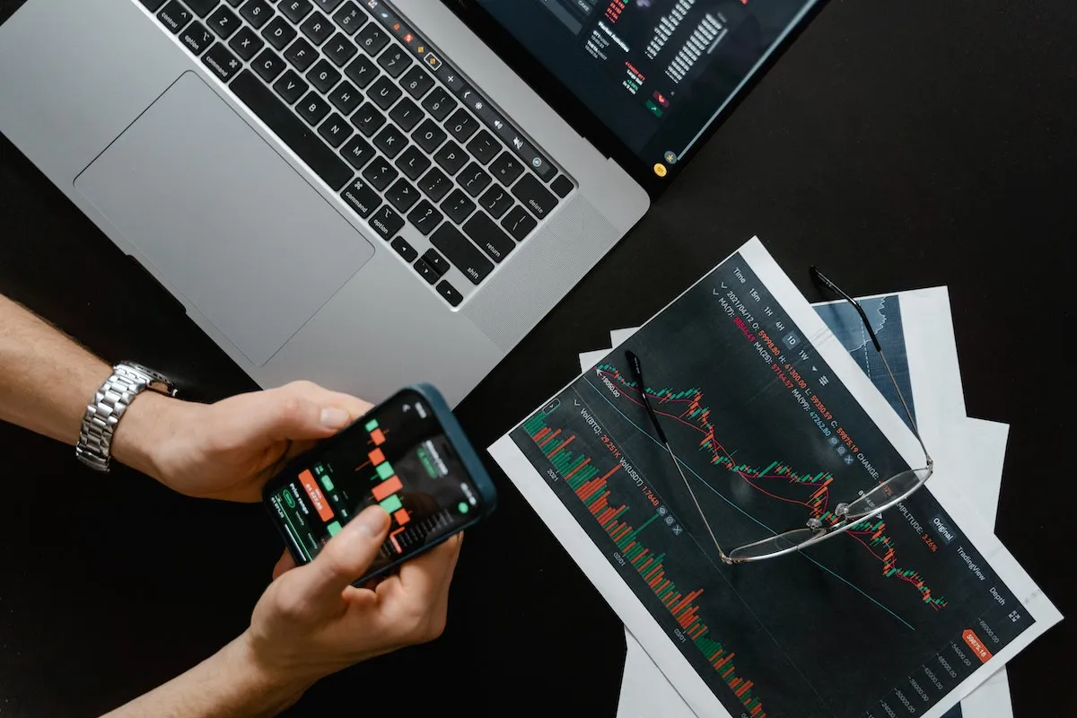 hands-holding-a-smartphone-with-data-on-screen
