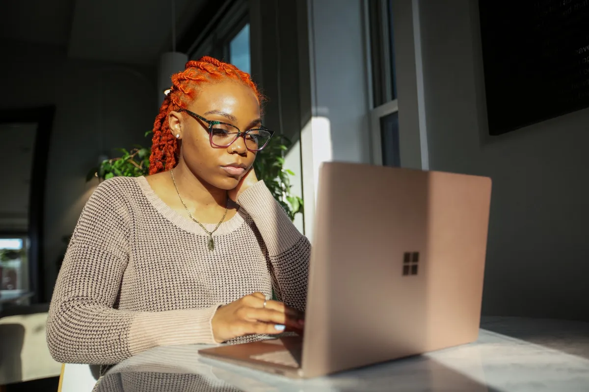 Real estate agent at a laptop selling property online to international buyers