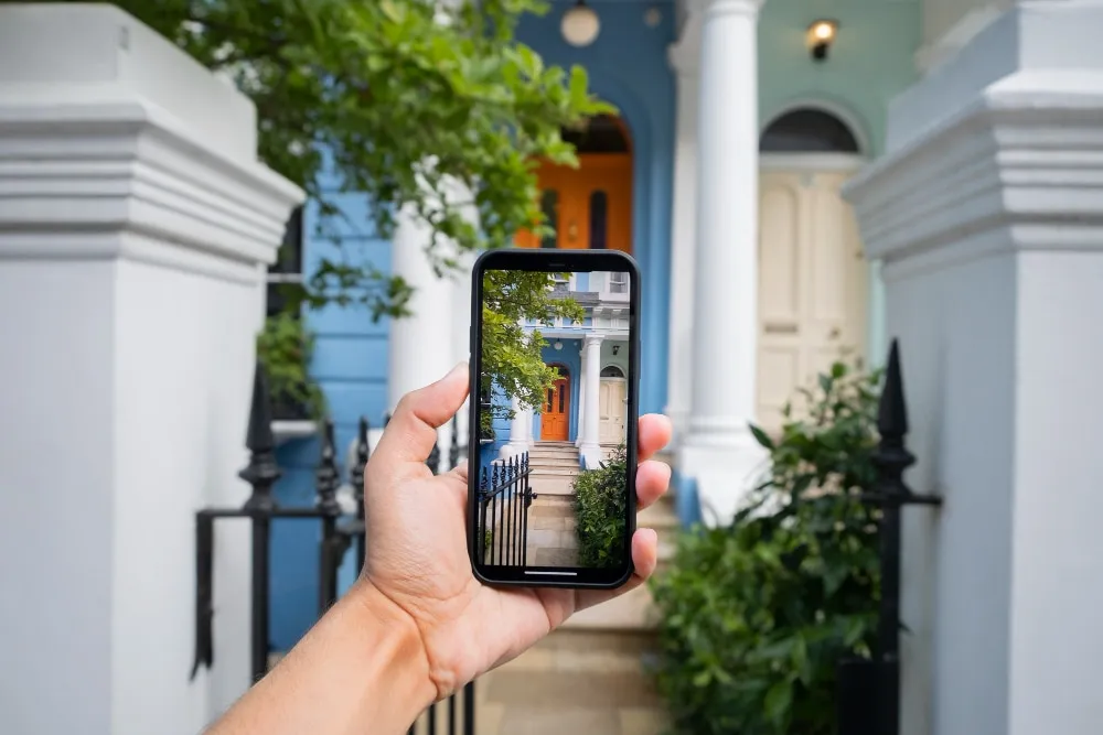 hand taking photos with smartphone