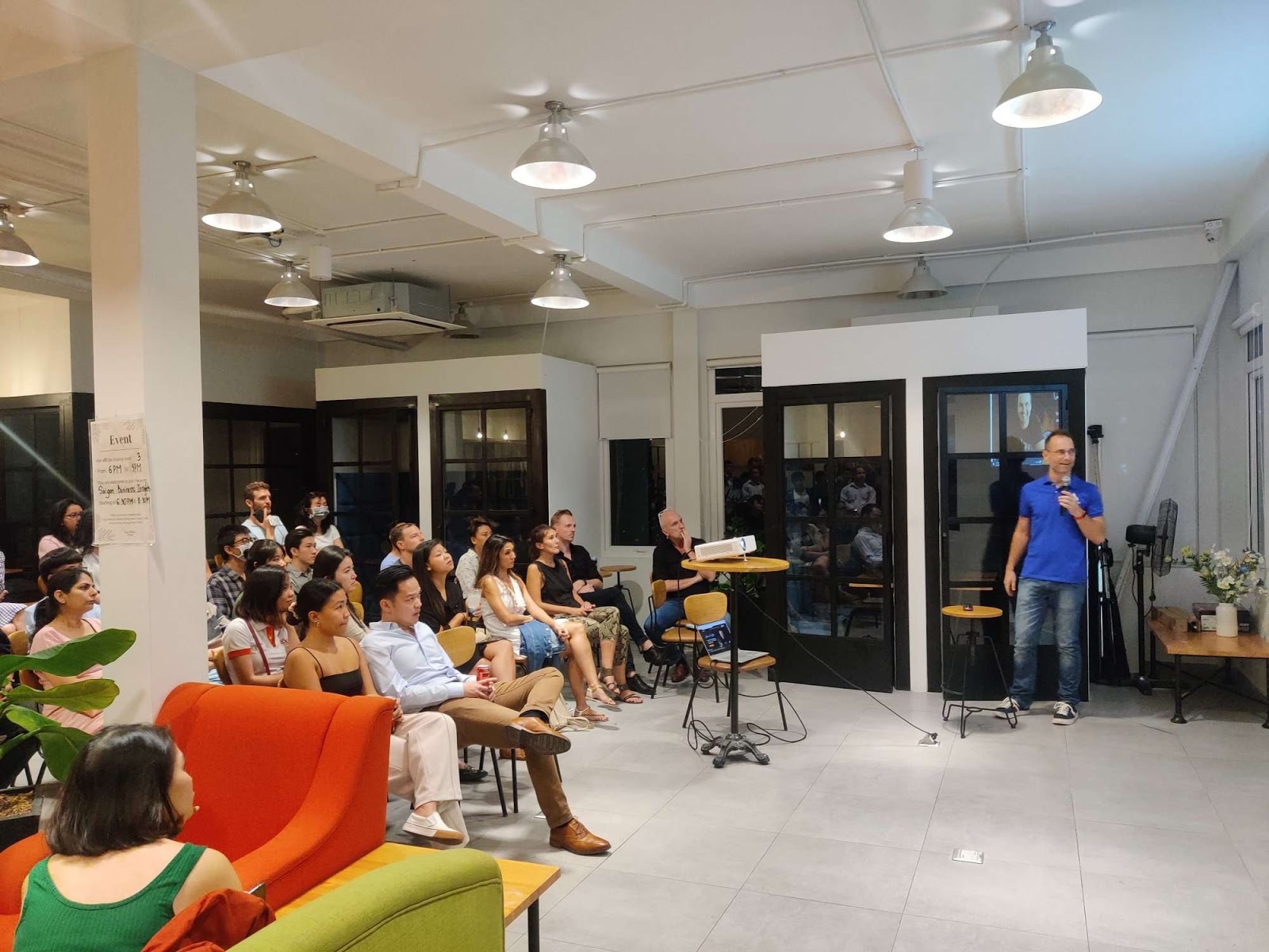Kris Reid speaking on the Hive Saigon business meetup