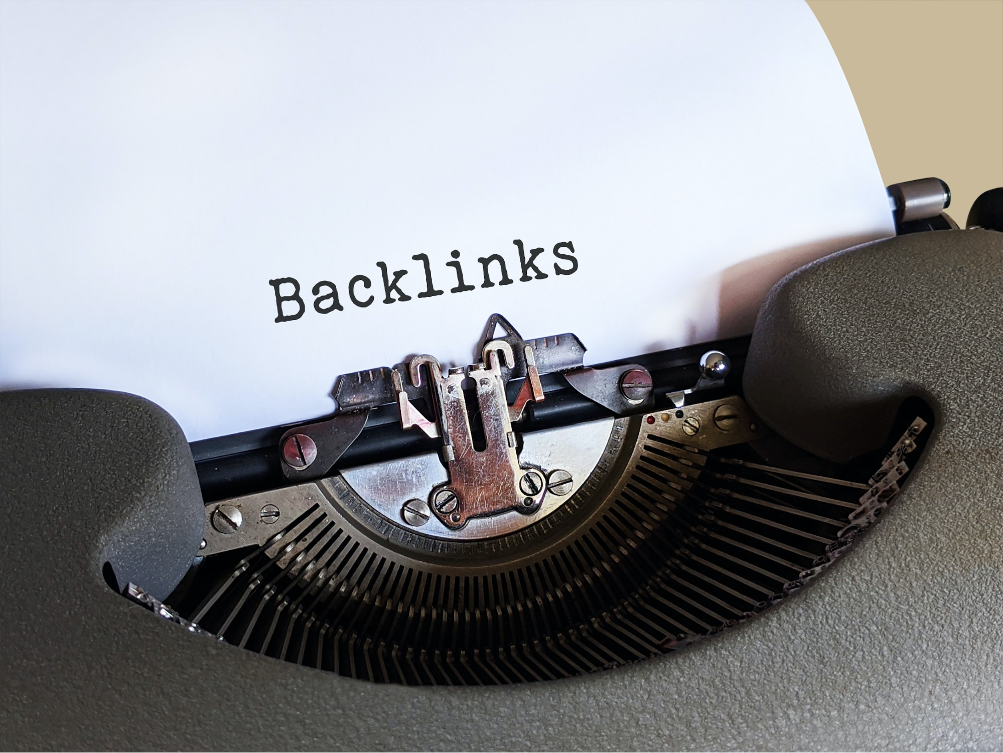 backlinks written on a white paper