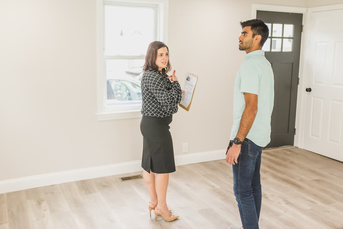 client inspects a new property with a female agent